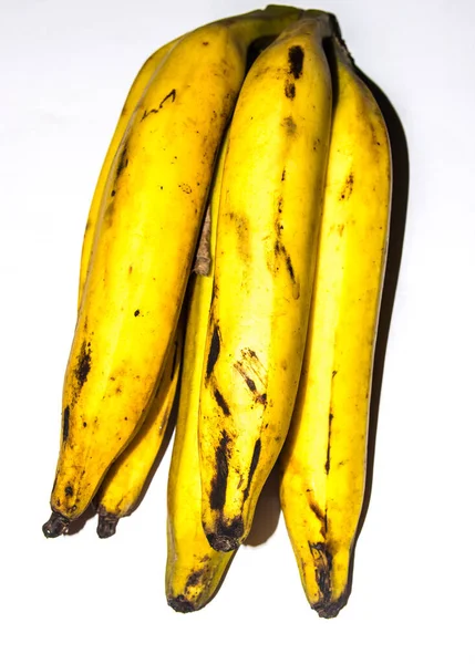 Plátanos Maduros Sobre Fondo Blanco Fruta Tropical Muy Común —  Fotos de Stock