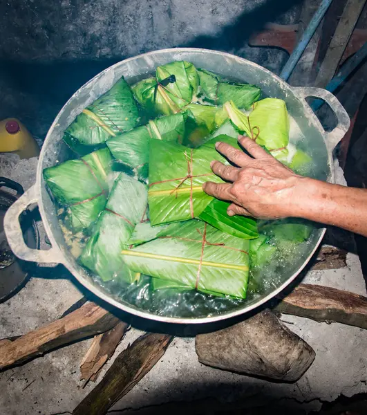 Příprava Typického Pokrmu Latinské Americe Názvem Tamales Který Vyrábí Kukuřice — Stock fotografie