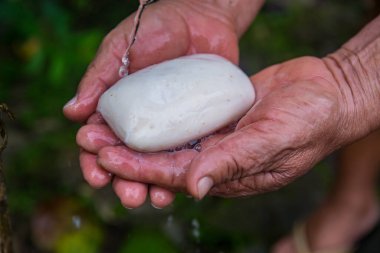 Kadın virüslerin ve bakterilerin yol açtığı bulaşıcı hastalıklardan korunmak için ellerini bol bol sabun ve suyla yıkıyor.