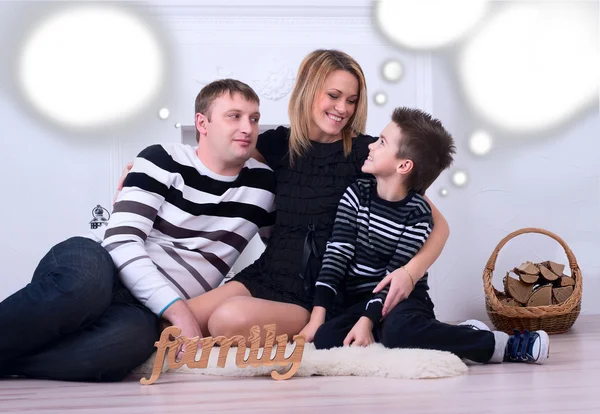 Onnellinen perhe takka neuvottelut — kuvapankkivalokuva