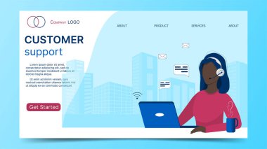 Müşteri desteği, yardım, çağrı merkezi kavramı. Müşteri hizmetleri web sayfası. Kulaklıklı ve dizüstü bilgisayarlı bir kadın. Düz biçimli vektör illüstrasyonu