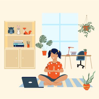 Evde dizüstü bilgisayar kullanarak yoga yapan küçük bir kız. Evde öğrenim görme kavramı, internette yoga okulu. Metin için yer