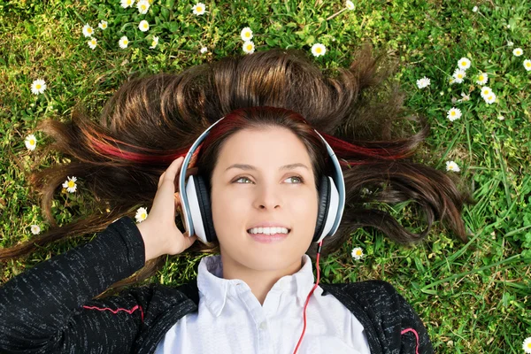 Retrato de uma bela jovem com fones de ouvido — Fotografia de Stock