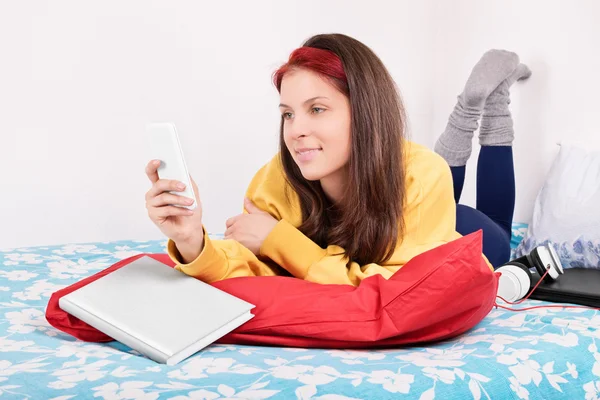 Menina bonita mensagens de texto — Fotografia de Stock