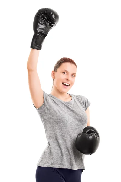 Ajuste chica joven con guantes de boxeo animando —  Fotos de Stock