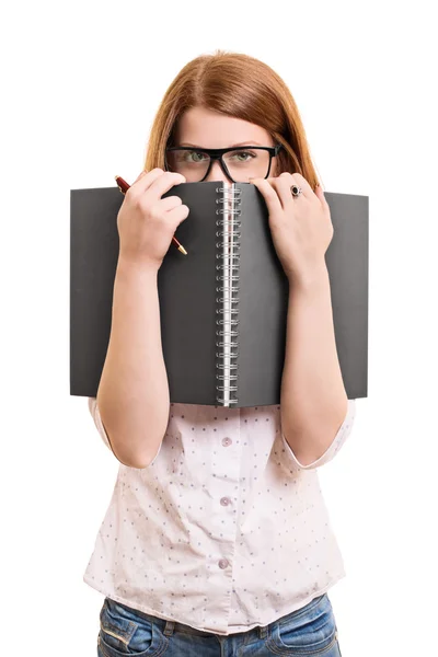 Kvinnlig student gömmer sig bakom hennes bok — Stockfoto