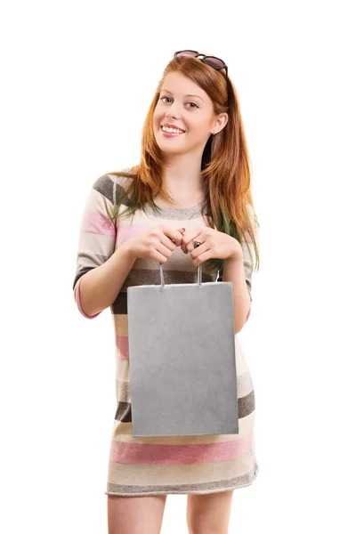 Hermosa joven sosteniendo una bolsa de compras — Foto de Stock