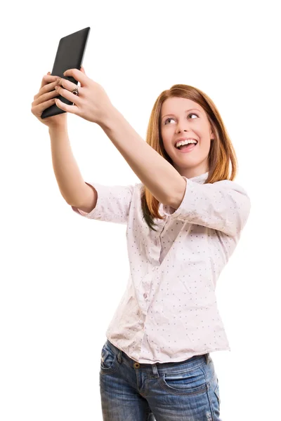 Leende ung flicka med en selfie med hennes tablett — Stockfoto