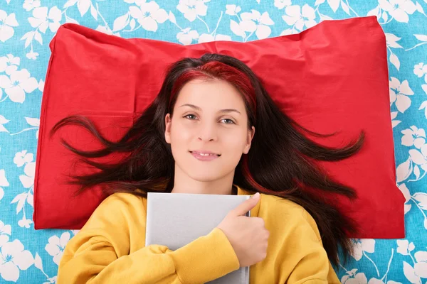 Menina bonita deitada com seu livro — Fotografia de Stock