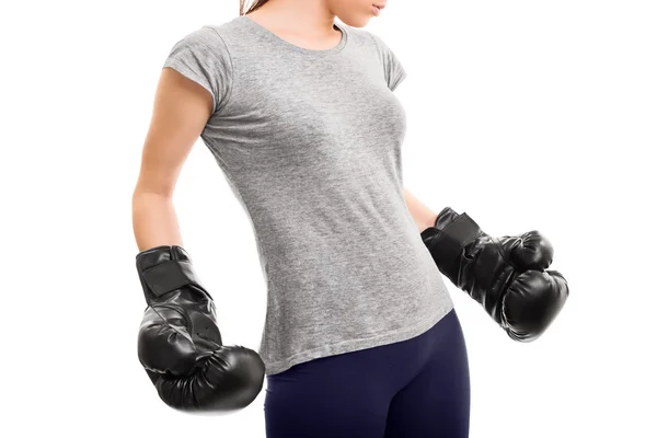 Primer plano de una chica en forma con guantes de boxeo — Foto de Stock