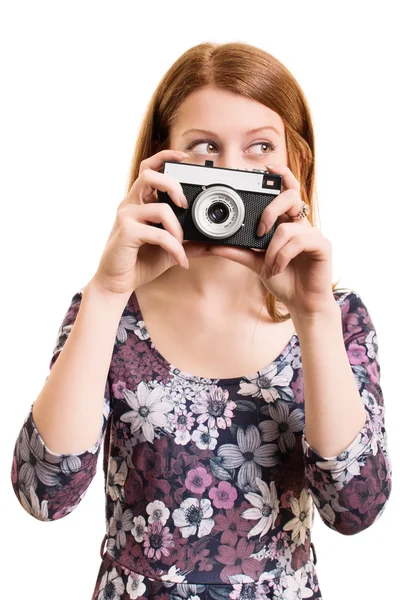 Retrato de uma bela jovem segurando uma câmera — Fotografia de Stock