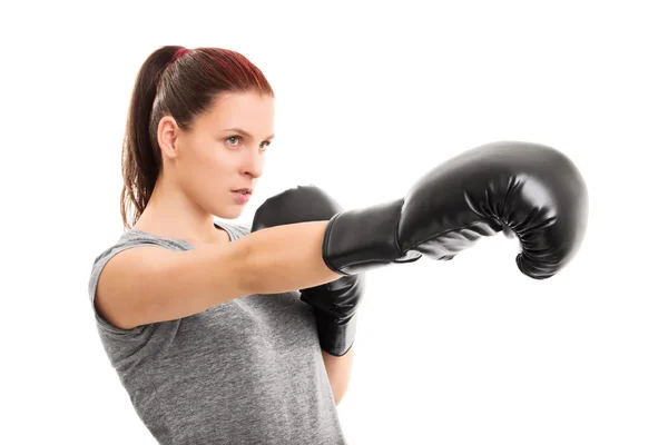 Joven boxeador femenino golpeando — Foto de Stock