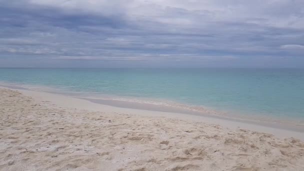 Панорамный Вид Песчаный Пляж Резкой Облачностью Штормовой День Кайо Санта — стоковое видео