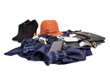 Yüksek topuklu ayakkabılar, elbise, şapka, gözlük, cep telefonu, makyaj malzemesi, el dezenfektanı ve yüz maskeli modern tarz kadın kıyafetleri, beyaz arka planda izole edilmiş. COVID-19 yeni normal.