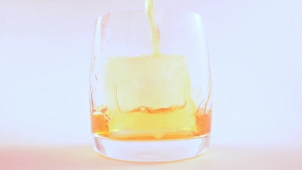 Primer Plano Vaso Cristal Con Gran Cubo Hielo Whisky Coñac — Vídeos de Stock