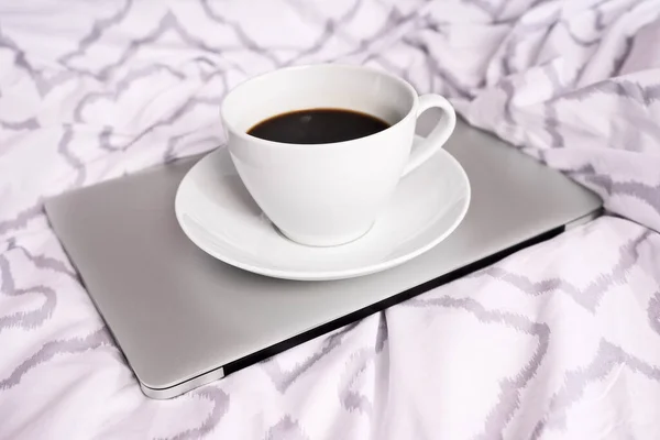 White Cup Coffee Top Laptop Bed Modern Bedsheets Work Home — Stock Photo, Image