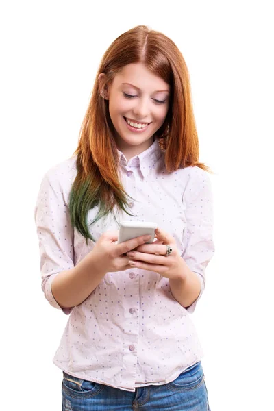 美しい若い女性は彼女の携帯電話を見て 笑顔とメッセージを読んだり インターネットやショッピングのオンラインやテキストメッセージをサーフィンし 白い背景に隔離されました テクノロジーとソーシャルメディアの概念 — ストック写真