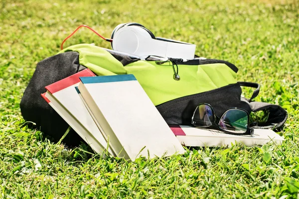 Gözlük, kitap ve kulaklık ile öğrenci sırt çantası — Stok fotoğraf