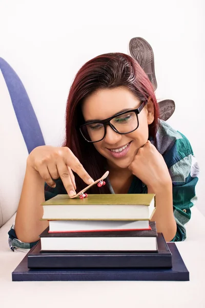 Chica joven jugando con un patín de juguete — Foto de Stock