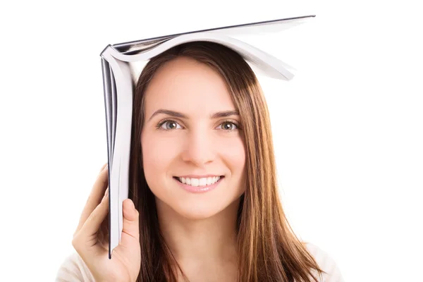 Estudiante sosteniendo un libro sobre su cabeza — Foto de Stock