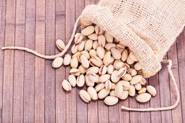 Ahşap zemin üzerine dökülen Antep fıstığı