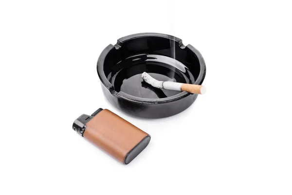 烟灰缸、 打火机和香烟 — 图库照片