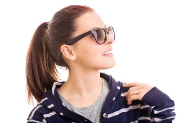 Güneş gözlüğü takıyor gülümseyen genç kız