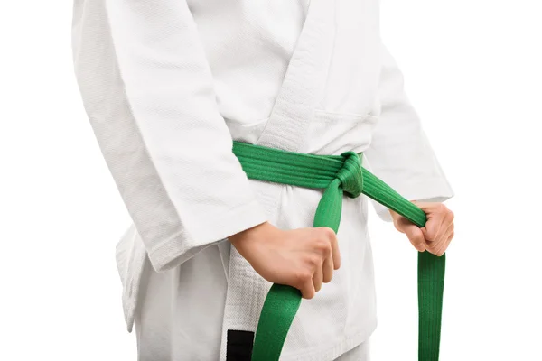 Jong meisje koppelverkoop haar riem karate — Stockfoto