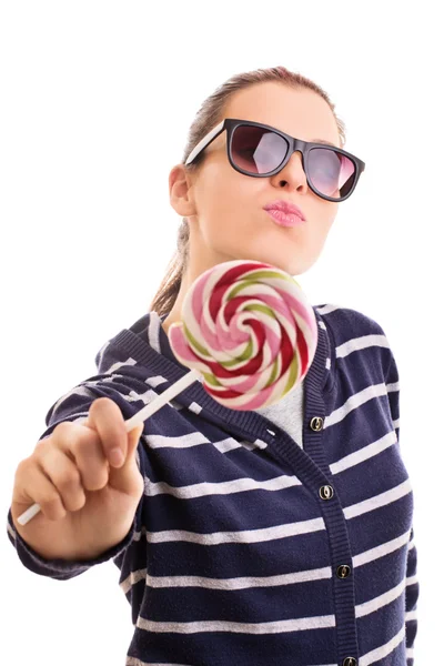 Jong meisje dragen van een zonnebril en houden een lolly — Stockfoto