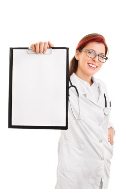 Boş bir not defteri tutan gülümseyen genç doktor