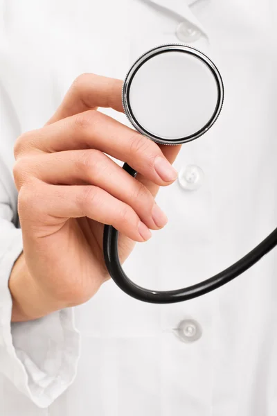 Médico mão segurando um estetoscópio — Fotografia de Stock