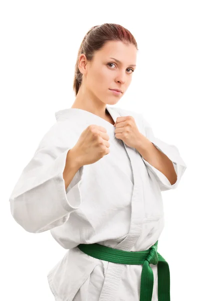 Kimono giyen ve yumrukları tutan genç kız