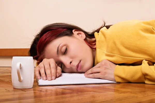 Jong meisje viel in slaap tijdens het studeren — Stockfoto