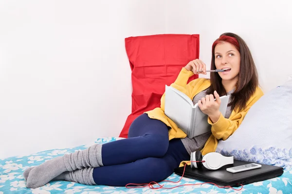 Chica joven pensando qué escribir en su diario — Foto de Stock