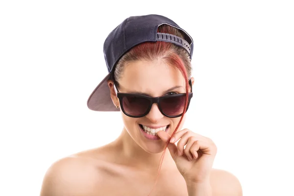 Junges Mädchen mit Sonnenbrille und Schnappschuss-Mütze — Stockfoto