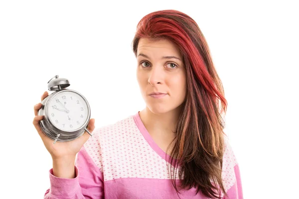 Jovem de pijama segurando um despertador — Fotografia de Stock