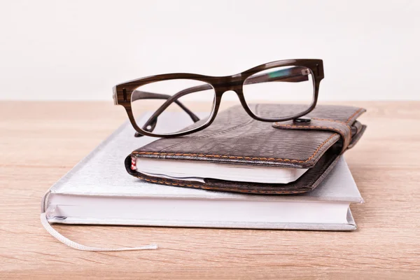 Gafas y cuadernos —  Fotos de Stock