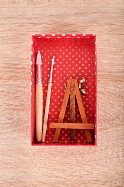 Penslar och staffli i en låda — Stockfoto