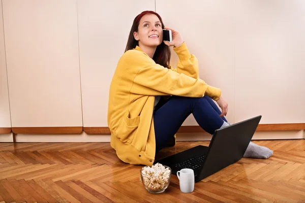 Chica en su habitación hablando por teléfono — Foto de Stock