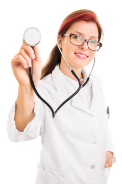 Gülümseyen genç doktor stetoskop ile dinleme
