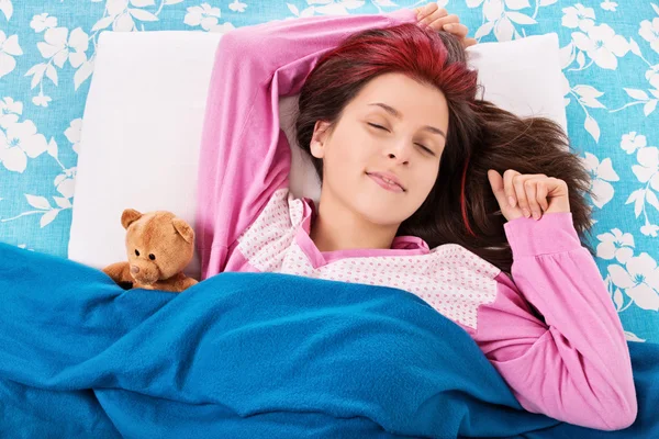 Jeune fille dormir avec son ours en peluche — Photo