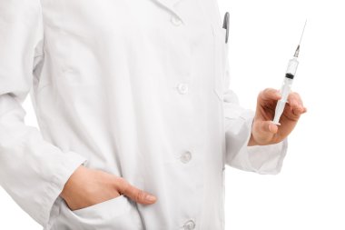 Genç doktor bir şırınga ve iğne holding