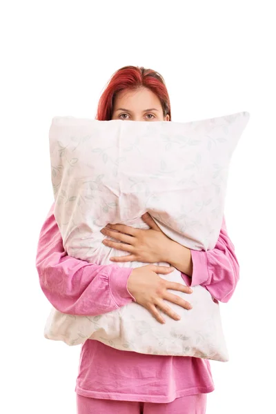 Jovem de pijama abraçando um travesseiro — Fotografia de Stock