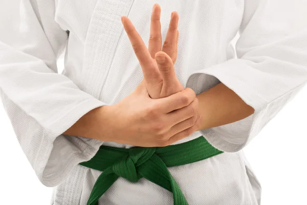Молодая девушка в кимоно скручивает и протягивает руку — стоковое фото