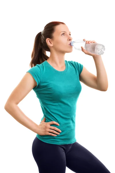 Gadis muda minum air setelah latihannya — Stok Foto