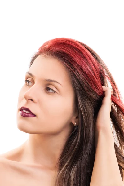 Retrato de uma menina passando por seu cabelo — Fotografia de Stock