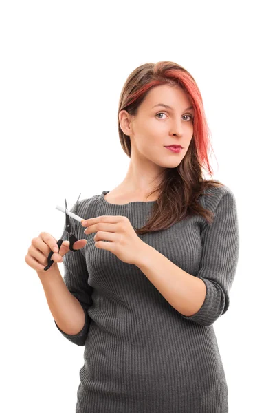 Chica cortando un cigarrillo con tijeras — Foto de Stock