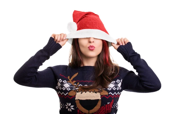 Gözlerinin üstüne Noel Baba şapkası takan bir kızın portresi.
