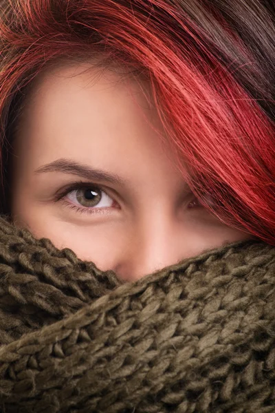 Porträtt av en ung flicka som bär scarf — Stockfoto