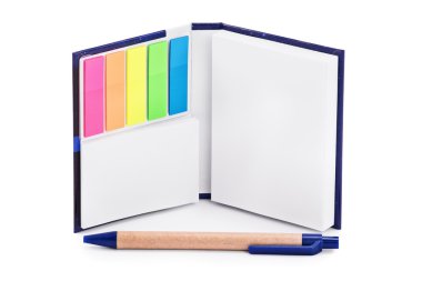 Renkli sayfa işaretleyicili defter ve kalem.